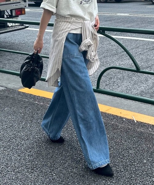 fredy emue（フレディエミュ）の「ライトオンスデニムベイカーイージーパンツ（デニムパンツ・レディース・ネイビー/ブルー/アイボリー・38/36）」の7枚目の写真