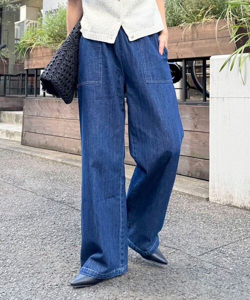 fredy emue（フレディエミュ）の「ライトオンスデニムベイカーイージーパンツ（デニムパンツ・レディース・ネイビー/ブルー/アイボリー・38/36）」の17枚目の写真