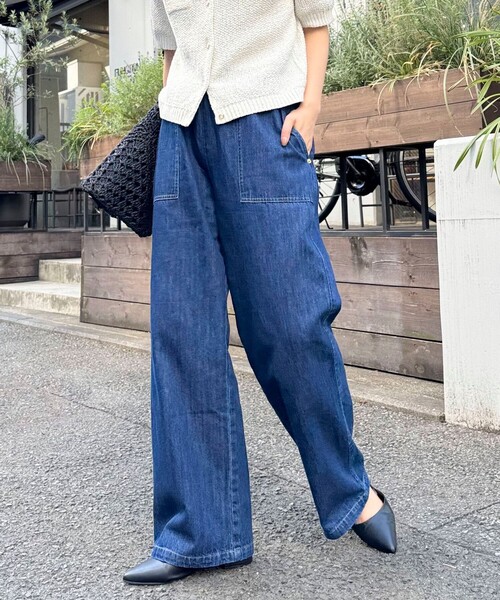 fredy emue（フレディエミュ）の「ライトオンスデニムベイカーイージーパンツ（デニムパンツ・レディース・ネイビー/ブルー/アイボリー・38/36）」の18枚目の写真