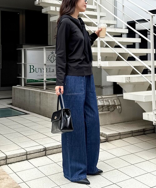 fredy emue（フレディエミュ）の「ライトオンスデニムベイカーイージーパンツ（デニムパンツ・レディース・ネイビー/ブルー/アイボリー・38/36）」の19枚目の写真