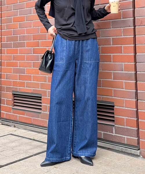 fredy emue（フレディエミュ）の「ライトオンスデニムベイカーイージーパンツ（デニムパンツ・レディース・ネイビー/ブルー/アイボリー・38/36）」の21枚目の写真