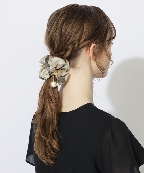 CB CRESTBRIDGE（シービークレストブリッジ）の「クレストブリッジチェックシュシュ（シュシュ・レディース・ライトベージュ/ブルー系その他7・FREE）」の5枚目の写真