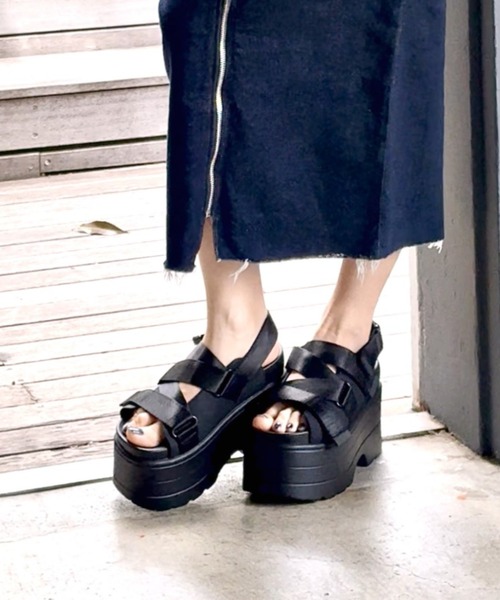 R&E（アールアンドイー）の「【R&E】ループベルクロストラップ厚底サンダル（サンダル・レディース・ブラック/ベージュ/ホワイト・S/M/L/LL）」の9枚目の写真