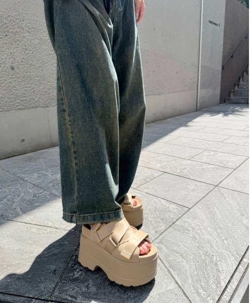 R&E（アールアンドイー）の「【R&E】ループベルクロストラップ厚底サンダル（サンダル・レディース・ブラック/ベージュ/ホワイト・S/M/L/LL）」の14枚目の写真