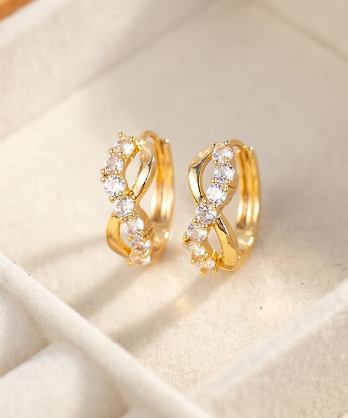 yu-ka（ユーカ）の「YU-KA:クロスラインジルコニアフープピアス cross line zirconia hoop pierce（ピアス（両耳用）・レディース・ゴールド・FREE）」の2枚目の写真