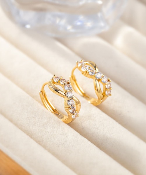 yu-ka（ユーカ）の「YU-KA:クロスラインジルコニアフープピアス cross line zirconia hoop pierce（ピアス（両耳用）・レディース・ゴールド・FREE）」の3枚目の写真