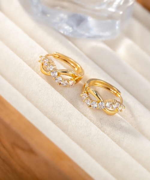 yu-ka（ユーカ）の「YU-KA:クロスラインジルコニアフープピアス cross line zirconia hoop pierce（ピアス（両耳用）・レディース・ゴールド・FREE）」の4枚目の写真