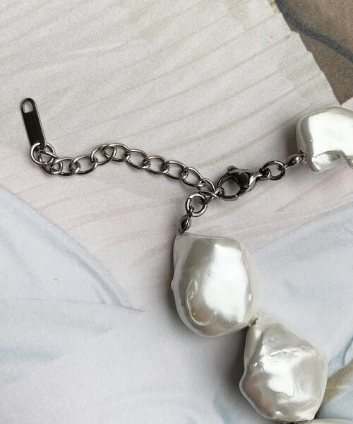 DouDou（ドゥドゥ）の「変形ビッグパールネックレス（ネックレス・レディース・グレー/オフホワイト・FREE）」の4枚目の写真