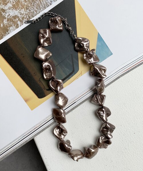 DouDou（ドゥドゥ）の「変形ビッグパールネックレス（ネックレス・レディース・グレー/オフホワイト・FREE）」の5枚目の写真