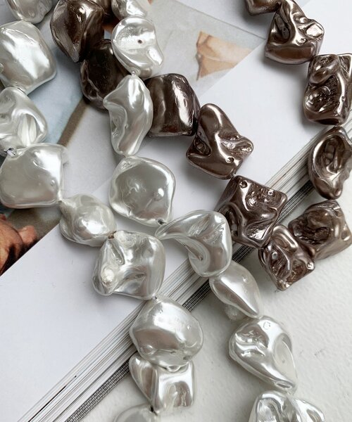 DouDou（ドゥドゥ）の「変形ビッグパールネックレス（ネックレス・レディース・グレー/オフホワイト・FREE）」の6枚目の写真