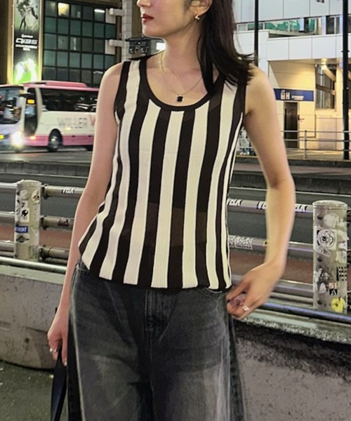 YOOU(ユー)の「ストライプニット/デザインタンクトップ × ノースリーブニット(ニット/セーター・レディース・ブルー/ブラウン/ホワイト・FREE)」の2枚目の写真