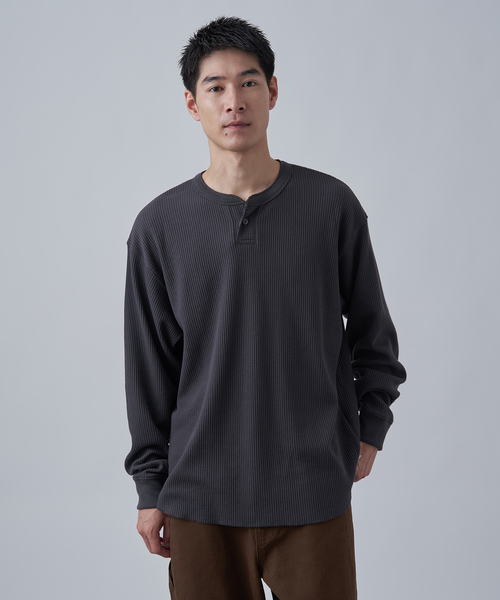 B.C STOCK(ベーセーストック)の「【ANTS & ELEPHANTS】ワッフル ヘンリーネック ロングスリーブTシャツ(Tシャツ/カットソー・メンズ・ホワイト/チャコールグレー/ブルー系その他・MEDIUM/LARGE)」の2枚目の写真