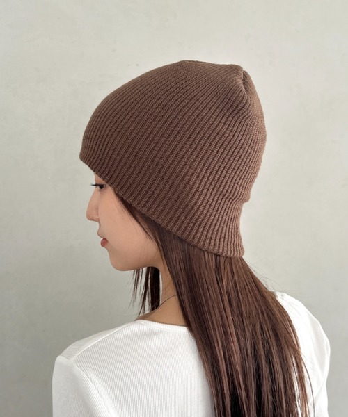 CLEA（クレア）の「【13色展開】シンプルビーニー（ニットキャップ/ビーニー・レディース・ブラック/カーキ/ブルー/チャコールグレー/オレンジ/パープル/ネイビー/マスタード/ホワイト/レッド/ブラウン/オレンジ系その他/ピンク・FREE）」の4枚目の写真