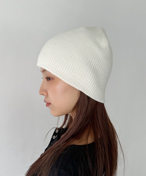 CLEA（クレア）の「【13色展開】シンプルビーニー（ニットキャップ/ビーニー・レディース・ブラック/カーキ/ブルー/チャコールグレー/オレンジ/パープル/ネイビー/マスタード/ホワイト/レッド/ブラウン/オレンジ系その他/ピンク・FREE）」の2枚目の写真