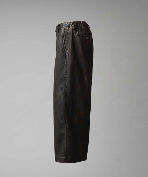 MAISON SPECIAL（メゾンスペシャル）の「《UNISEX》Artificial Leather Pin-Tuck Wide Pants/アーティフィシャルレザーピンタックワイドパンツ【MAISON SPECIAL/メゾンスペシャル】（その他パンツ・メンズ・ダークブラウン/ダークブラック・0/1/2）」の4枚目の写真