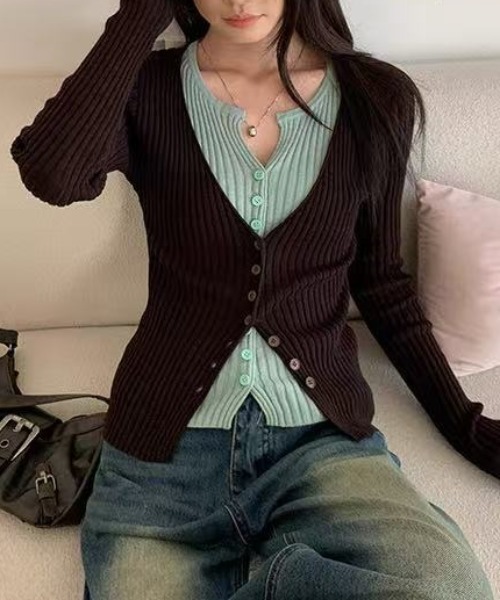 Achic(アシック)の「【大人気カラー】チョコミントカラーレイヤード風ニット(ニット/セーター・レディース・ブラック/ブラウン・M)」の4枚目の写真