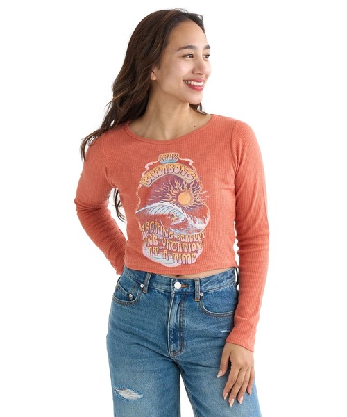 BILLABONG(ビラボン)の「BILLABONG レディース GRAPHIC BABY FIT LS ロンT 【BABY FIT】【2025年秋冬モデル】/ビラボンショート丈フロントプリント長袖ロンT(Tシャツ/カットソー・レディース・アイボリー/オフホワイト/オレンジ系その他・MEDIUM/LARGE)」の3枚目の写真