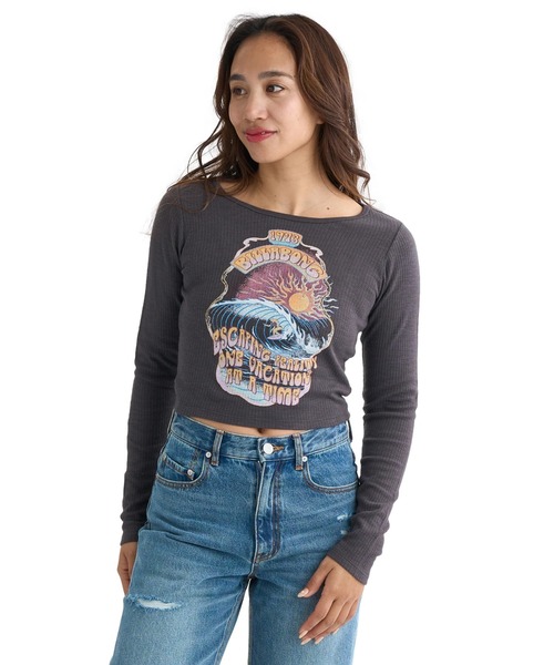 BILLABONG(ビラボン)の「BILLABONG レディース GRAPHIC BABY FIT LS ロンT 【BABY FIT】【2025年秋冬モデル】/ビラボンショート丈フロントプリント長袖ロンT(Tシャツ/カットソー・レディース・アイボリー/オフホワイト/オレンジ系その他・MEDIUM/LARGE)」の1枚目の写真