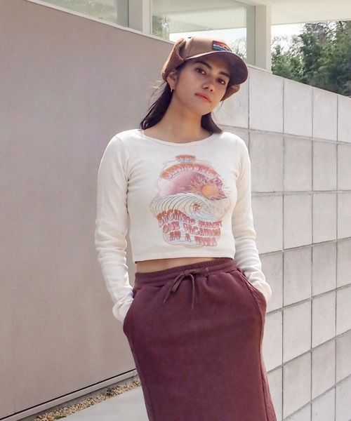 BILLABONG(ビラボン)の「BILLABONG レディース GRAPHIC BABY FIT LS ロンT 【BABY FIT】【2025年秋冬モデル】/ビラボンショート丈フロントプリント長袖ロンT(Tシャツ/カットソー・レディース・アイボリー/オフホワイト/オレンジ系その他・MEDIUM/LARGE)」の2枚目の写真