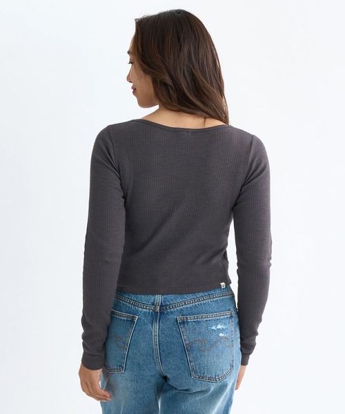 BILLABONG(ビラボン)の「BILLABONG レディース GRAPHIC BABY FIT LS ロンT 【BABY FIT】【2025年秋冬モデル】/ビラボンショート丈フロントプリント長袖ロンT(Tシャツ/カットソー・レディース・アイボリー/オフホワイト/オレンジ系その他・MEDIUM/LARGE)」の4枚目の写真