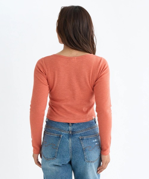 BILLABONG(ビラボン)の「BILLABONG レディース GRAPHIC BABY FIT LS ロンT 【BABY FIT】【2025年秋冬モデル】/ビラボンショート丈フロントプリント長袖ロンT(Tシャツ/カットソー・レディース・アイボリー/オフホワイト/オレンジ系その他・MEDIUM/LARGE)」の8枚目の写真