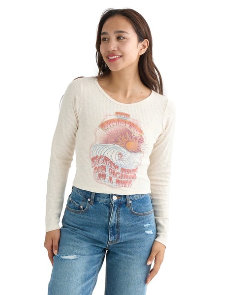 BILLABONG(ビラボン)の「BILLABONG レディース GRAPHIC BABY FIT LS ロンT 【BABY FIT】【2025年秋冬モデル】/ビラボンショート丈フロントプリント長袖ロンT(Tシャツ/カットソー・レディース・アイボリー/オフホワイト/オレンジ系その他・MEDIUM/LARGE)」の5枚目の写真