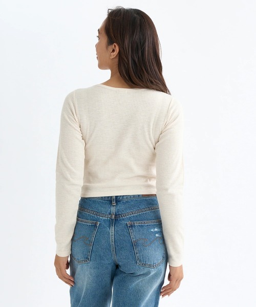 BILLABONG(ビラボン)の「BILLABONG レディース GRAPHIC BABY FIT LS ロンT 【BABY FIT】【2025年秋冬モデル】/ビラボンショート丈フロントプリント長袖ロンT(Tシャツ/カットソー・レディース・アイボリー/オフホワイト/オレンジ系その他・MEDIUM/LARGE)」の6枚目の写真
