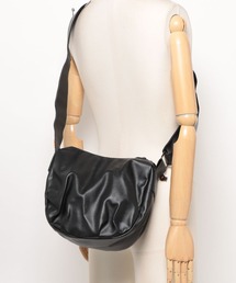 UNIVERSAL OVERALL（ユニバーサルオーバーオール）の「レザー調 三日月型 ホーボーショルダーバッグ Sサイズ（ショルダーバッグ・レディース）」