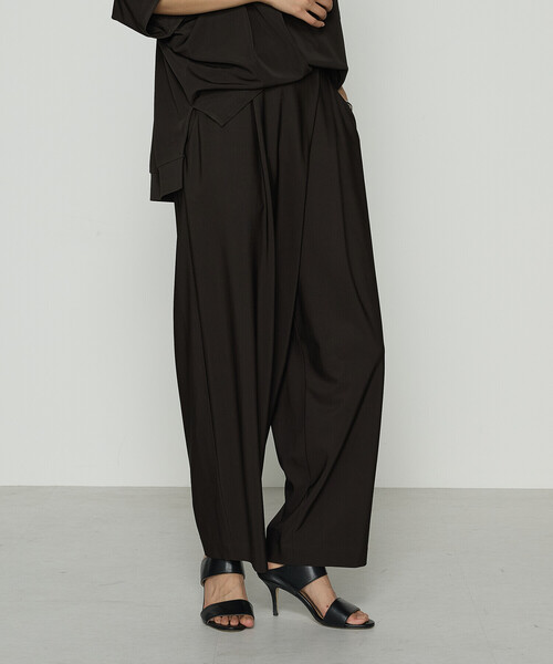 Gabardine K.T(ギャバジンケーティー)の「ハイテンションポンチライト ドレープタックパンツ(その他パンツ・レディース・ブラック/ダークブラウン・9号/7号)」の9枚目の写真