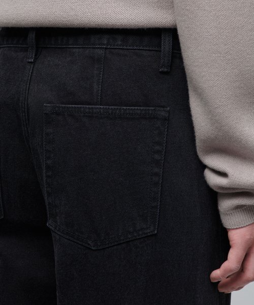 MUSINSA STANDARD（ムシンサスタンダード）の「ツイストセミバルーンデニムパンツ[ウォッシュドブラック]（デニムパンツ・メンズ・その他・38/42/36/34/32/29/30/31/33/26/27/28）」の11枚目の写真