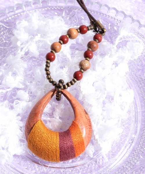 チチカカ(チチカカ)の「糸巻ウッドネックレス(ネックレス・レディース・マスタード/ターコイズブルー/ブルー・FREE)」の1枚目の写真