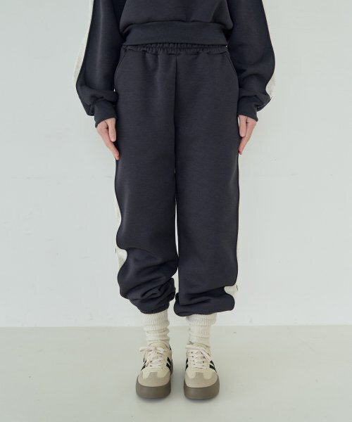 5OML(オーオーエムエル)の「ブロックコアジョガーパンツ(チャコール)(スウェットパンツ・レディース・チャコール・LARGE/MEDIUM)」の2枚目の写真