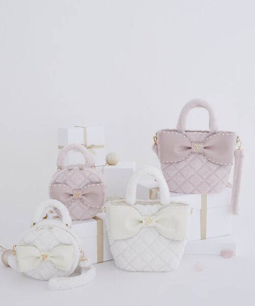 Maison de FLEUR(メゾンドフルール)の「フェイクファーパールリボンラウンドバッグ(ハンドバッグ・レディース・ピンク/ホワイト・FREE)」の13枚目の写真