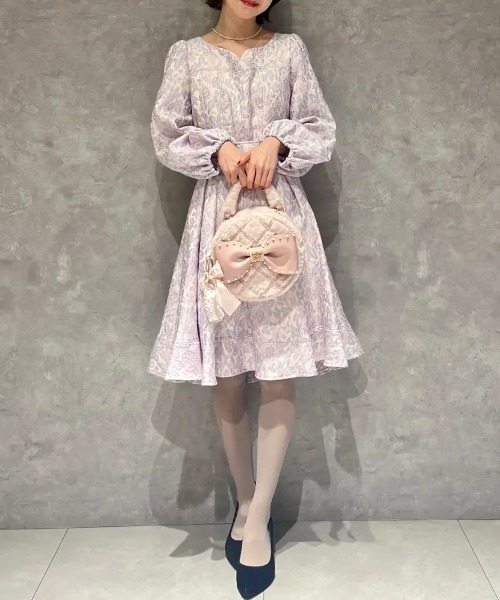 Maison de FLEUR(メゾンドフルール)の「フェイクファーパールリボンラウンドバッグ(ハンドバッグ・レディース・ピンク/ホワイト・FREE)」の5枚目の写真