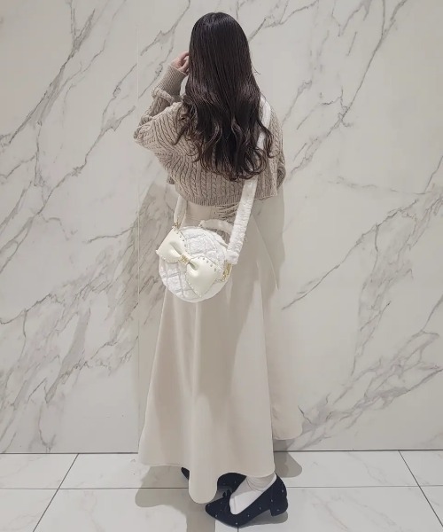 Maison de FLEUR(メゾンドフルール)の「フェイクファーパールリボンラウンドバッグ(ハンドバッグ・レディース・ピンク/ホワイト・FREE)」の4枚目の写真
