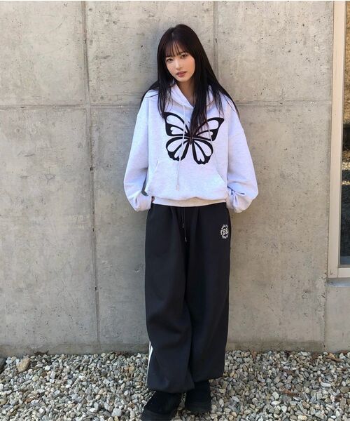 NICK&NICOLE(ニックアンドニコール)の「BUTTERFLY EMBROIDERY HOODIE_MELANGE BLACK(パーカー・レディース・その他・FREE)」の4枚目の写真