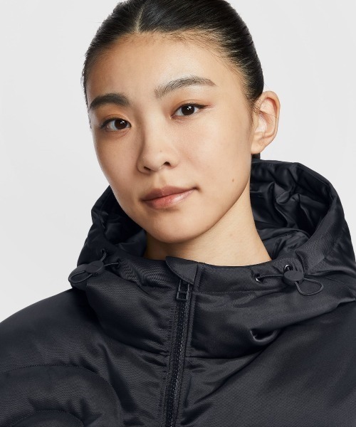 NIKE(ナイキ)の「NIKE Women's Therma-FIT Oversized Down Puffer Jacket(ナイキ ウィメンズ Therma-FIT オーバーサイズド ダウン パファー ジャケット)(ダウンジャケット/コート・レディース・ブラック系・SMALL/MEDIUM/LARGE)」の4枚目の写真