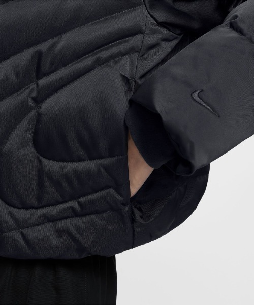 NIKE(ナイキ)の「NIKE Women's Therma-FIT Oversized Down Puffer Jacket(ナイキ ウィメンズ Therma-FIT オーバーサイズド ダウン パファー ジャケット)(ダウンジャケット/コート・レディース・ブラック系・SMALL/MEDIUM/LARGE)」の5枚目の写真