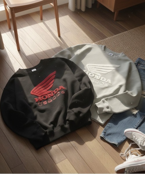 sanrio（サンリオ）の「【HONDA/ホンダ×Sanrio/サンリオ】HONDA×はぴだんぶい　リップルダンボールサガラ刺繍スウェットクルー（スウェット・メンズ・ブラック/オートミール/ブラウン/ライトグリーン・MEDIUM/LARGE）」の2枚目の写真