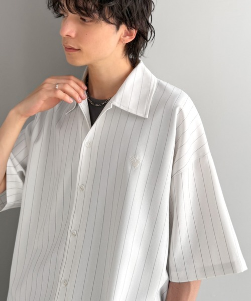 Java(ジャバ)の「《JaVaジャバコラボ》羽織りとしても重宝する、汎用性の高さが魅力!刺繍入り ヘリンボーン織ストライプ柄 オーバーサイズ半袖シャツ(シャツ/ブラウス・メンズ・イエロー/サックスブルー/オフホワイト/チャコールグレー・SMALL/MEDIUM/LARGE)」の2枚目の写真