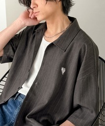 Java（ジャバ）の「《JaVaジャバコラボ》羽織りとしても重宝する、汎用性の高さが魅力!刺繍入り ヘリンボーン織ストライプ柄 オーバーサイズ半袖シャツ（シャツ/ブラウス）」