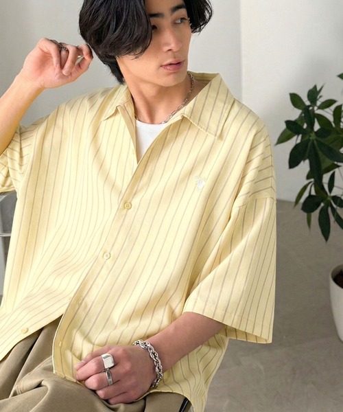 Java(ジャバ)の「《JaVaジャバコラボ》羽織りとしても重宝する、汎用性の高さが魅力!刺繍入り ヘリンボーン織ストライプ柄 オーバーサイズ半袖シャツ(シャツ/ブラウス・メンズ・イエロー/サックスブルー/オフホワイト/チャコールグレー・SMALL/MEDIUM/LARGE)」の4枚目の写真