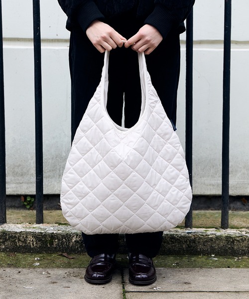 LAVENHAM（ラベンハム）の「Quilted Round Bag Unisex / キルテッド ラウンド バッグ ユニセックス（ショルダーバッグ・レディース・オフホワイト/ブラウン・ONE SIZE）」の4枚目の写真
