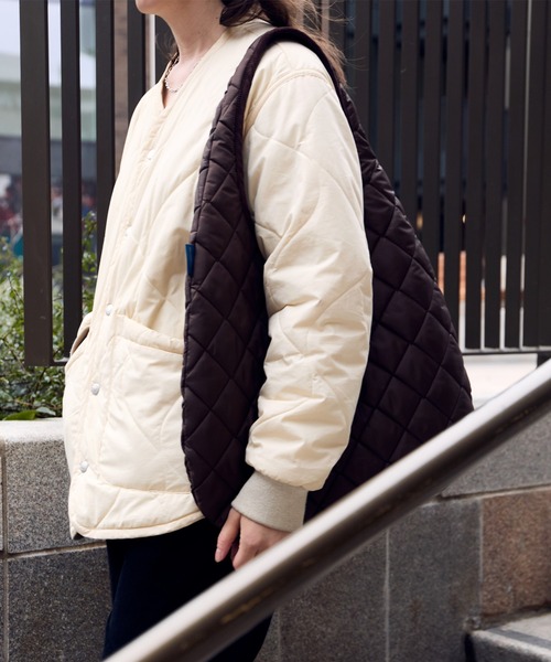 LAVENHAM（ラベンハム）の「Quilted Round Bag Unisex / キルテッド ラウンド バッグ ユニセックス（ショルダーバッグ・レディース・オフホワイト/ブラウン・ONE SIZE）」の16枚目の写真