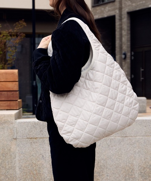 LAVENHAM（ラベンハム）の「Quilted Round Bag Unisex / キルテッド ラウンド バッグ ユニセックス（ショルダーバッグ・レディース・オフホワイト/ブラウン・ONE SIZE）」の3枚目の写真