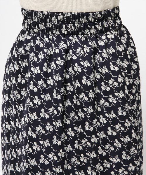 Kastane(カスタネ)の「花柄スリットロングスカート(スカート・レディース・ブルー系その他/ホワイト系その他・FREE)」の6枚目の写真