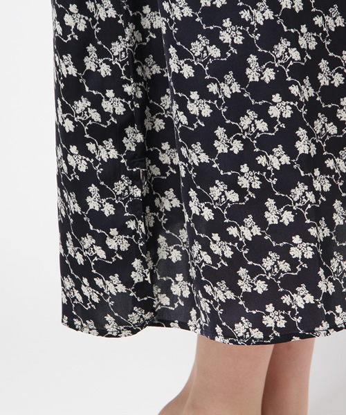 Kastane(カスタネ)の「花柄スリットロングスカート(スカート・レディース・ブルー系その他/ホワイト系その他・FREE)」の9枚目の写真