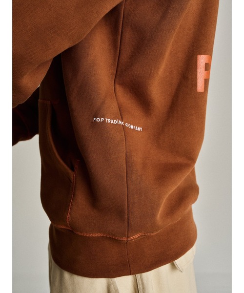 POP TRADING COMPANY（ポップトレーディングカンパニー）の「Pop Trading Company/ポップトレーディングカンパニースウェット/パーカー POP LOGO HOODED（パーカー・メンズ・ブラウン・M/L）」の2枚目の写真