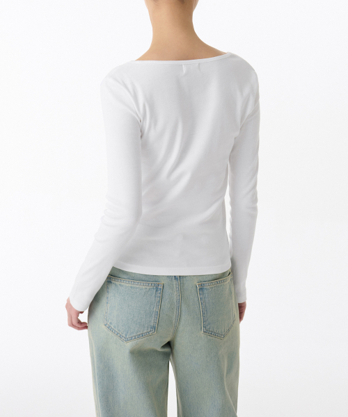 MUSINSA STANDARD WOMAN（ムシンサスタンダードウーマン）の「ウィメンズスリムスクエアネック長袖Tシャツ[ホワイト]（Tシャツ/カットソー・レディース・その他・X-SMALL/SMALL/MEDIUM/LARGE）」の2枚目の写真