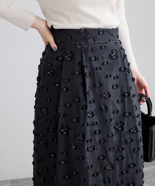 IENA（イエナ）の「フラワージャガードタックスカート（スカート・レディース・ブラック/ホワイト・36/38）」の2枚目の写真